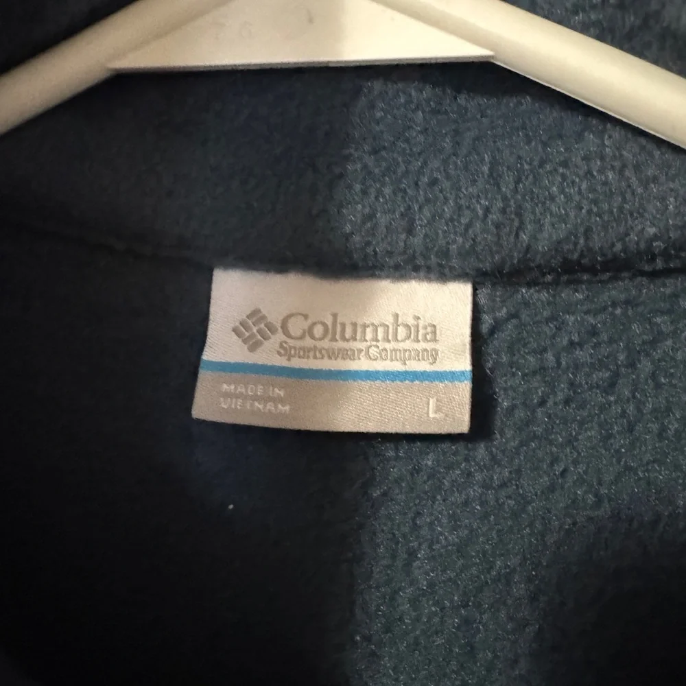 Columbia Navy Fleece Vest, Beautiful Color in Perfect Condition - Picture 3 of 3